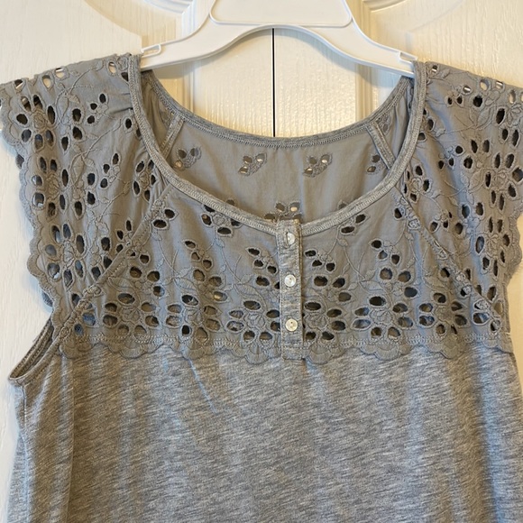Abercrombie and Fitch Gray Tee Shirt - Picture 2 of 3